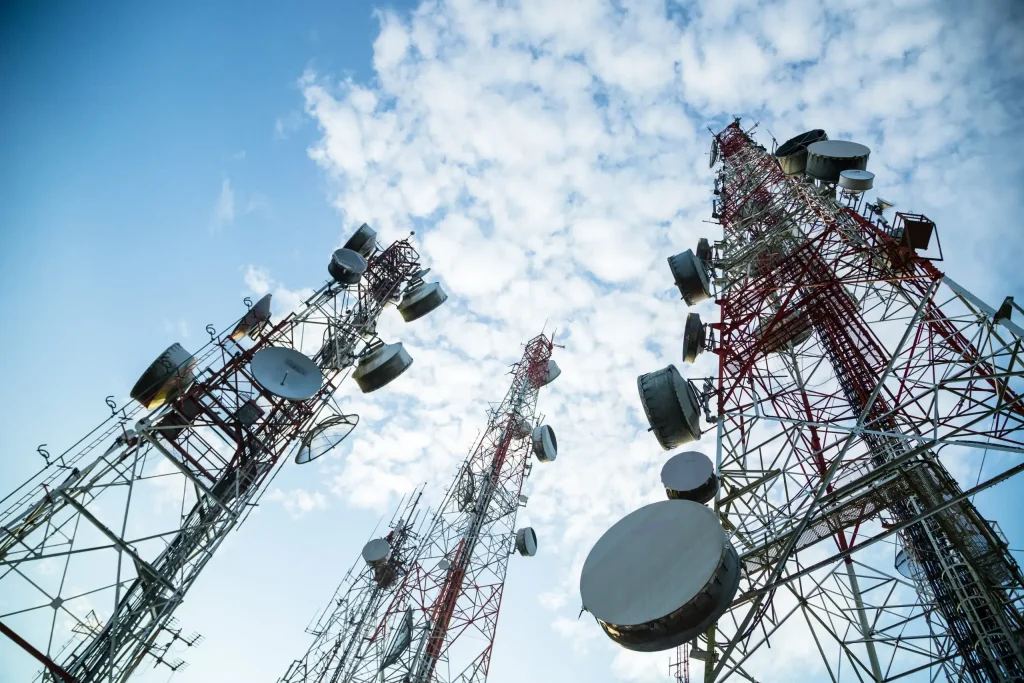 Telecommunications towers and antenna arrays